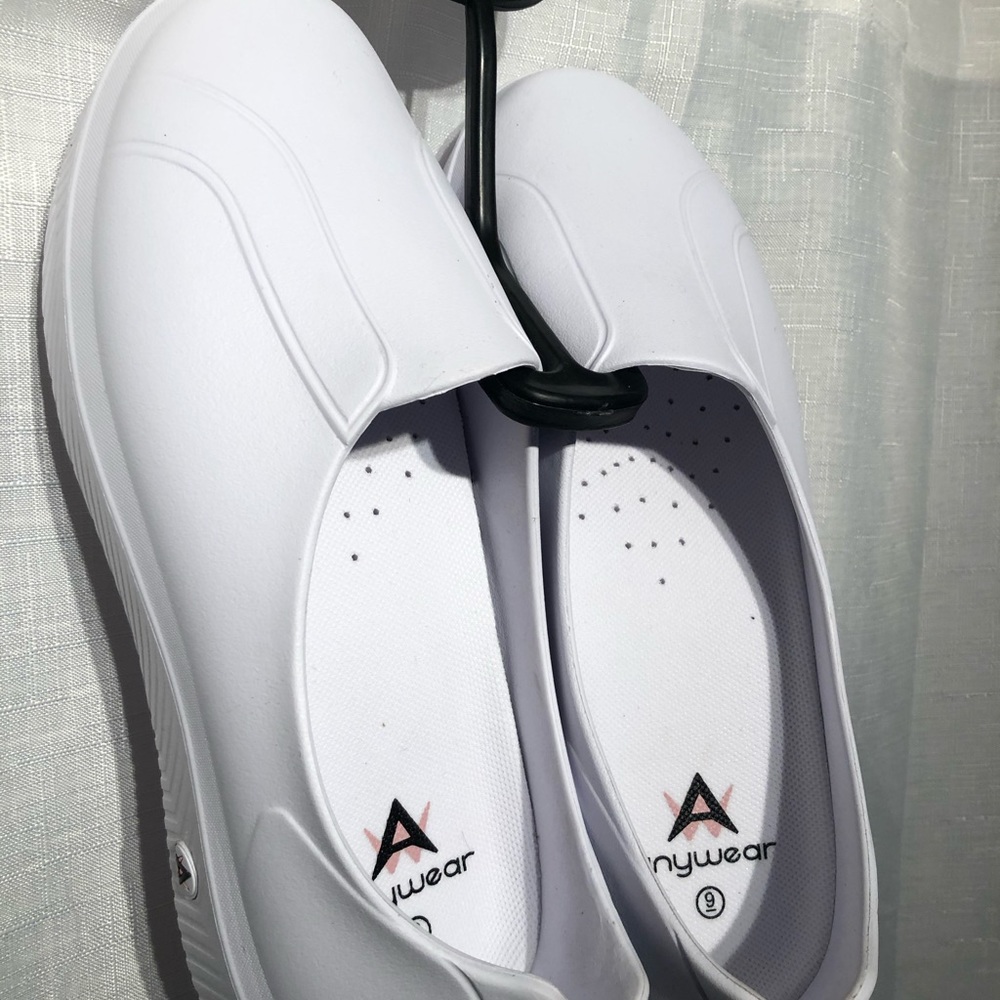 Anywear Women's Rise Health Care Shoe 9